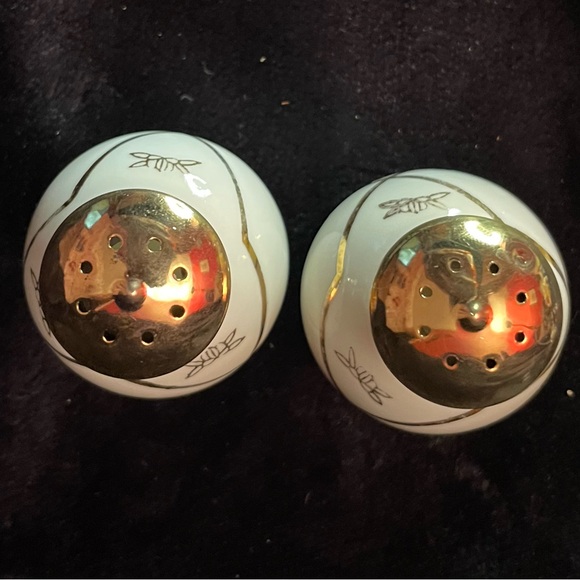 Rare Vintage Trice Gold Detailed Salt & Pepper Shakers - Picture 3 of 4